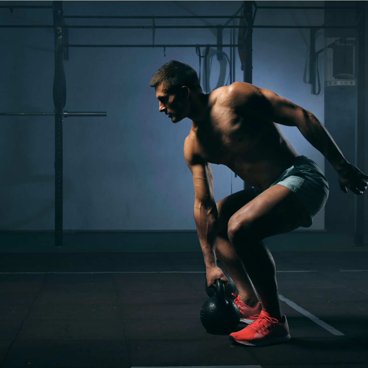 Man training in the gym during a structured 120-day fitness transformation program